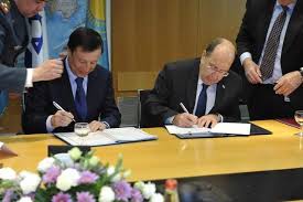 Kazakh Defense Minister Adilbek Dzhaksbekov and Israeli Defense Minister Moshe Ya'alon sign an agreement promoting defense trade and cooperation on Jan. 20. /Israel Ministry of Defense