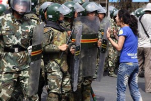 A Uighur woman protests to paramilitary police in Urumqi, capital of northwest China’s Xinjiang Uygur Autonomous Region. /AP/Ng Han Guan
