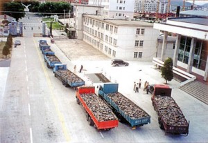 North Korean trucks carrying iron ore at the Chinese border. /Chosun Ilbo