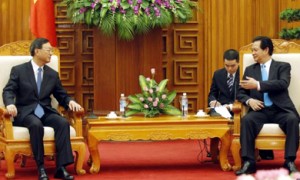 Chinese State Councilor Yang Jiechi, left, meets with Vietnamese Prime Minister Nguyen Tan Dung in Hanoi on June 18.  /Reuters