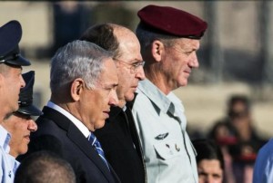 Israeli Prime Minister Benjamin Netanyahu (C) stands next to Defence Minister Moshe Ya'alon (2nd R) and Chief of the General Staff Lieutenant General Benny Gantz (R) during an air force pilots' graduation ceremony at Hatzerim air base in southern Israel December 26, 2013.  /Reuters/Nir Elias