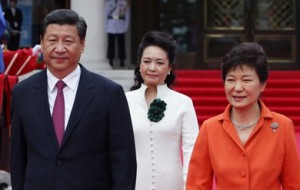 Chinese President Xi Jinping and wife Peng Liyuan, center, with South Korean President Park Geun-Hye.  /Getty Images