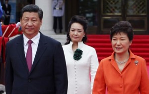 Chinese President Xi Jinping and wife Peng Liyuan, center, with South Korean President Park Geun-Hye. /Getty Images