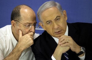 Israeli Defense Minister Moshe Ya'alon with Prime Minister Benjamin Netanyahu.  /EPA/Daniel Bar-On
