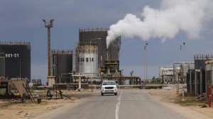 Two rival governments are competing for control of Libya's oil income. / Reuters