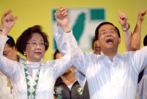 Former Taiwan President Chen Shui-bian with former Vice President Annette Lu at a rally in Kaohsiung on Sept. 30, 2006. / Sam Yeh / AFP