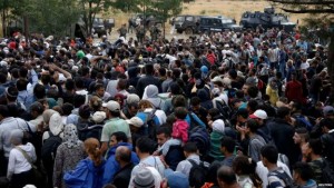 Refugees swarm a Greece-Macedonia border crossing. /Reuters
