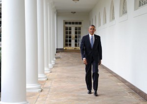 President Barack Obama walks down the colonnade from the Oval Office at The White House in Washington, January 12, 2016. /Reuters/Mary F. Calvert