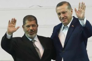 Turkish Prime Minister Recep Tayyip Erdogan (right) and Egyptian President Mohammed Morsi greet the audience in Ankara, Sept. 30, 2012. /Reuters 