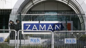 Security officials at the offices of the Zaman newspaper in Istanbul. / AP