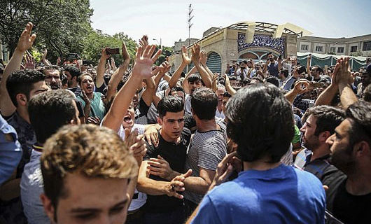 Iranians take to the streets over economy, currency devaluation