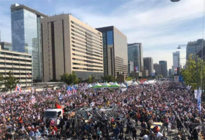 Massive conservative protests rock Seoul government; Powerful leftist resigns