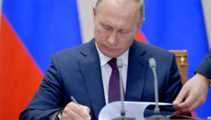 Russia’s electoral strategy: Putin signs law allowing voting by mail and Internet