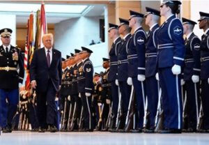新しいトランプの動きは、広範囲にわたる覚醒が米軍に影響を与えることを明らかにします