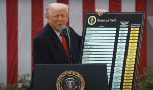 トランプは関税チャートを振り回し、「解放日」：グローバリゼーション時代の終わり？